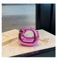 Detalle de mini bolso rosa metálico efecto espejo con correa de cadena dorada - Rosa