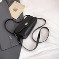 Minimalistische schwarze Leder-Baguette-Tasche mit goldener Schnalle und Wellenklappe - Schwarz