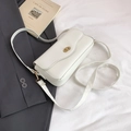 Minimalistische weiße Leder-Umhängetasche mit goldenem Drehverschluss und Schultergurt - Weiß