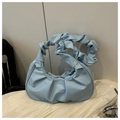 Detalle del bolso de nube plisado azul claro con textura de cuero y hebilla metálica - Azul