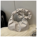 Detalle del bolso nube plisado crema con asa tipo scrunchie y cierre magnético metálico - Blanco Roto