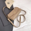 Minimalistische beige Umhängetasche mit goldenem Drehverschluss und verstellbarem Gurt - Khaki