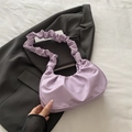 Bolso nube plisado en color lila suave con textura de cuero y asa de hombro - Morado