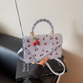Hellblaue Handtasche mit Kirschmuster, lila Webgriff und 3D-Kirsch-Anhänger - Blau