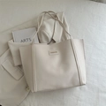 Borsa tote minimalista in ecopelle beige con doppi manici e dettaglio dorato - Bianco