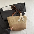 Stroh-Tragetasche mit beige Häkelspitze und braunem Lederriemen für den Strand - Khaki