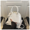 Dettaglio della borsa a conchiglia in vernice bianca con finiture dorate e zip - Bianco