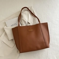 Borsa tote in pelle marrone con etichetta Fashion e doppi manici su blazer beige - Marrone