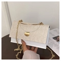 Detail van beige geweven textuur en witte lederen flap met gouden handvat en sluiting - Wit