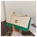 Detail van groene leren en beige stro geweven handtas met gouden kettingband - Groen