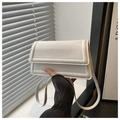 Detalle de bolso bandolera blanco con solapa rectangular en cuero sintético texturizado - Blanco
