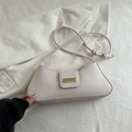 Bolso beige minimalista de media luna con hebilla dorada y correa con nudos - Blanco