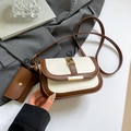 Bolso de hombro retro bicolor crema y marrón con hebilla dorada y mini monedero colgante - Café y Blanco