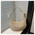 Dettaglio borsa hobo intrecciata beige con trama a rombi in maglia e chiusura a cerniera - Bianco