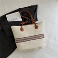 Minimalistische gewebte Tragetasche in Creme mit dunkelbrauner Spitze und Schulterriemen - Beige