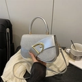 Borsa a sella in paillettes argento con fibbia a D dorata e tracolla su seta bianca - Argento