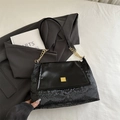 Elegante bolso bandolera cuadrado negro con textura de serpiente y hebilla dorada - Negro