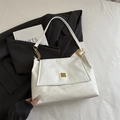 Bolso de hombro blanco minimalista con motivo de serpiente y hebilla dorada - Blanco