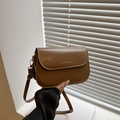Bolso bandolera minimalista marrón para mujer con correa ajustable y logotipo plateado - Marrón