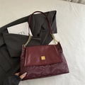 Bolso bandolera burdeos minimalista con textura de serpiente y detalles dorados - Rojo