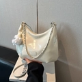 Grande borsa hobo bianco crema con catena argento e ciondolo a forma di coniglio - Con Ciondolo / Bianco