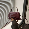 Mini sac à main minimaliste en cuir verni bordeaux avec rabat ondulé et bandoulière - Rouge