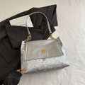 Bolso bandolera gris plateado efecto serpiente con hebilla dorada y correa de cadena - Plateado
