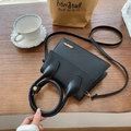 Schicke schwarze Handtasche mit goldenen Rundgriffen und verstellbarem Umhängegurt - Schwarz