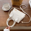 Minimalistische weiße Trapez-Handtasche mit goldenem Logo und rundem Griff in Chic - Gebrochenes Weiß