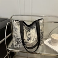 Elegante bolso tote de satén plateado con estampado de bambú negro y gran capacidad - Blanco