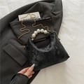 Elegante bolso negro con patrón de serpiente, asa de perlas blancas y correa de cadena dorada - Negro