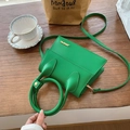 Sac à main en cuir vert vif avec poignée ronde et détails logo dorés - Vert