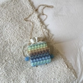 Bolso saco de tejido degradado con cadena dorada y detalle de colgante de perlas - Azul claro