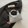 Bolso plateado con textura de serpiente, asa de perlas blancas y cadena dorada fina - Plateado