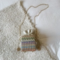 Bolso tipo saco tejido beige con patrones geométricos coloridos y cadena de oro - Caqui