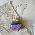 Bolso saco de tejido multicolor con cadena dorada y detalle de colgante de perla - Morado