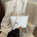Minimalistische weiße Beuteltasche aus strukturiertem PU-Leder mit Logo und verstellbarem Gurt - Weiß