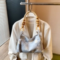 Borsa tote in tela a fiori azzurra con manici in perline di legno e nappa grigia decorativa - Blu