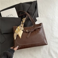 Sac cabas marron foncé motif crocodile avec foulard en soie et détails en métal - Marron