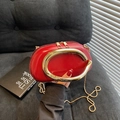 Sac bandoulière en cuir verni rouge avec poignée en C dorée et bandoulière chaîne - Rouge