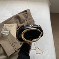 Pochette noire en forme de galet avec une grande poignée en métal doré demi-cercle - Noir