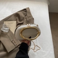 Sac bandoulière blanc en cuir lisse avec poignée en métal doré en forme de C et bandoulière - Blanc
