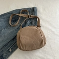 Sac bandoulière en velours côtelé kaki avec large sangle sur veste en jean - Kaki