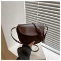 Detalle del bolso de silla marrón oscuro brillante con hebilla de metal dorado y cuero vintage - Marrón