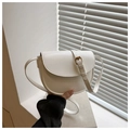 Detalle del bolso de silla blanco mate con hebilla dorada y correa ajustable de PU - Blanco