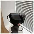 Detalle de bolso de silla en piel sintética negra con hebilla dorada y luz de ventana - Negro
