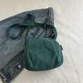 Sac bandoulière en velours côtelé vert foncé avec bandoulière réglable et logo - vert foncé