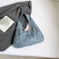 Chic smog blue tote bag in washed leather with pleated vertical stitching detail - Blue