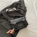 Bolso clásico de piel sintética negra con hebillas doradas y asa para mujeres con estilo - Negro