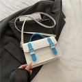 Bolso bandolera de diseño en cuero blanco marfil con detalles en azul brillante - Blanco y Azul